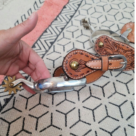 FLORAL & SILVER ADJUSTABLE BUCKLE COWBOY SPURS - Picture 5 of 16